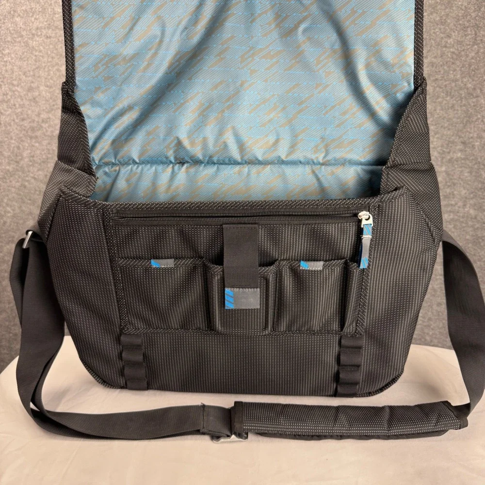 Thule Stravan Messenger Bag Black Laptop Case Penton Logo Adjustable Strap 17in